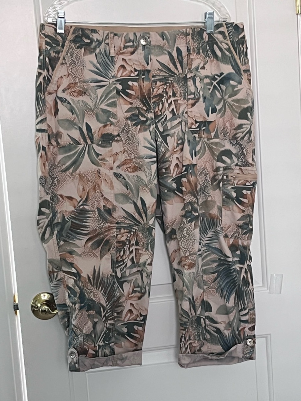 Chico’s Women’s Tropical Print Capri cargo Pants - Beige/Green. Sz 14/16